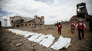 صلیب سرخ: در حمله ائتلاف به رهبری عربستان به زندانی در یمن بیش از ۱۰۰ نفر کشته شدند