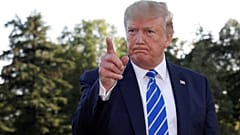 الرئيس الأمريكي دونالد ترامب يتحدث إلى الصحفيين في الحديقة الجنوبية للبيت الأبيض في واشنطن ، الولايات المتحدة ، قبل مغادرته إلى كامب ديفيد ، 30 أغسطس 2019