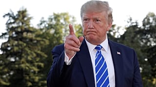 الرئيس الأمريكي دونالد ترامب يتحدث إلى الصحفيين في الحديقة الجنوبية للبيت الأبيض في واشنطن ، الولايات المتحدة ، قبل مغادرته إلى كامب ديفيد ، 30 أغسطس 2019