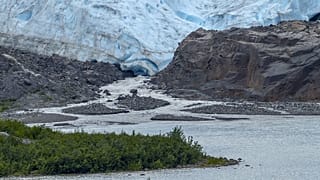 جبل جليدي في حالة ذوبان 