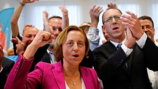 AfD Genel Başkan Yarcımcısı Beatrix von Storch ve partinin Saksonya eyalet teşkilat başkanı Jörg Urban seçim sonucu kutladı