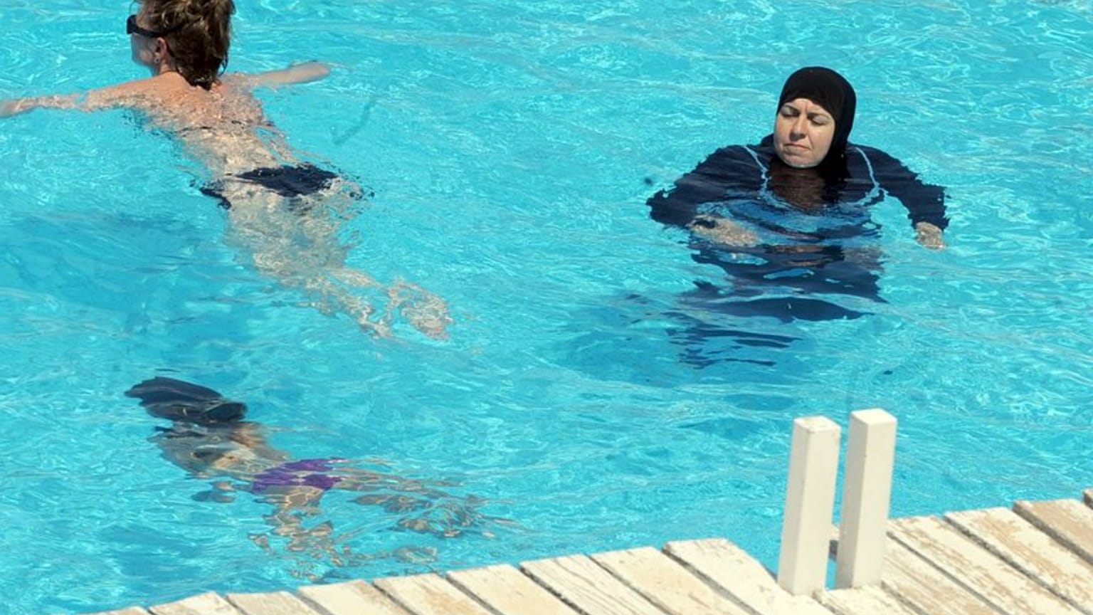 Fransa'da havuza haşama ile giren Müslüman kadınlara polis müdahalesi