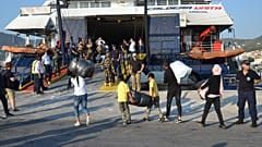 Μυτιλήνη: Σε εξέλιξη η επιχείρηση μετακίνησης 1500 μεταναστών και προσφύγων