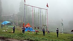 Rize'nin Çamlıhemşin ilçesine bağlı ünlü turizm merkezi Ayder Yaylası'ndaki salıncaklar, yapılan tebligatların ardından kaldırıldı
