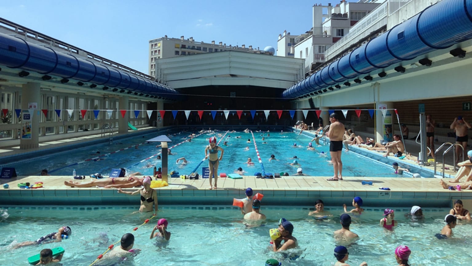 استخری در پاریس (عکس تزئینی است)