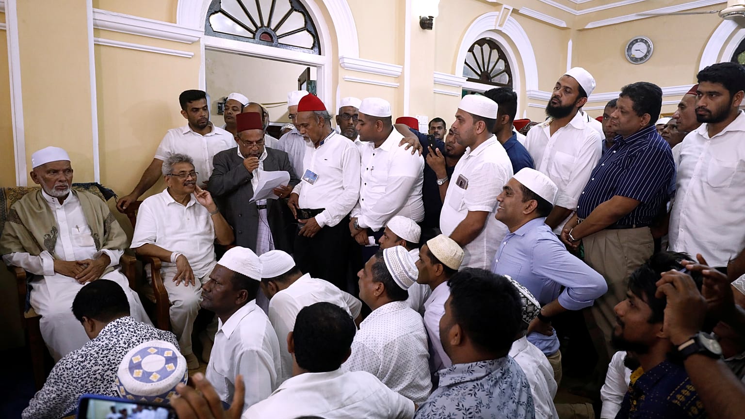 وزير الدفاع السابق لسري لانكا في زمن الحرب والمرشح الرئاسي غوتابايا راجاباكسا مع المسلمين خلال زيارته لمسجد كيتشيمالي في بيروالا ، سريلانكا 17 أغسطس 2019