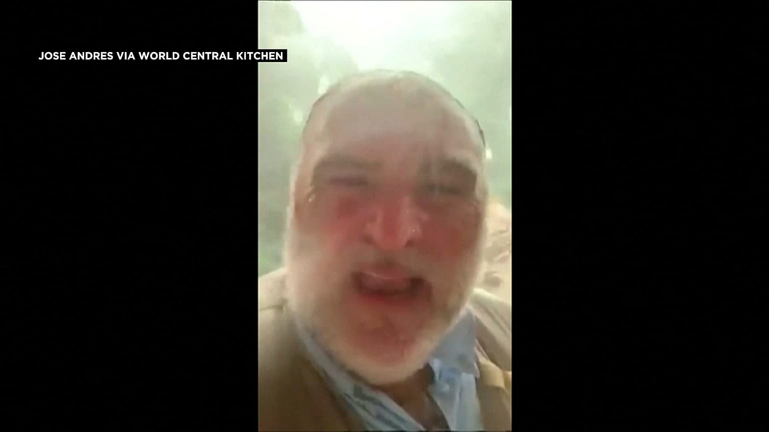 خوسيه أندريس مسجلاً رسالته من عين العاصفة 