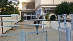 Κύπρος: Το Υπουργείο Παιδείας απαγορεύει στενά παντελόνια και ψεύτικες βλεφαρίδες!