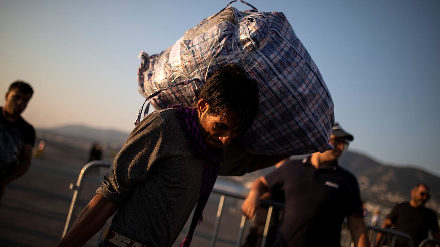 Grécia transfere refugiados do campo de Moria