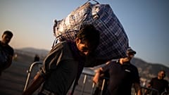 Grécia transfere refugiados do campo de Moria