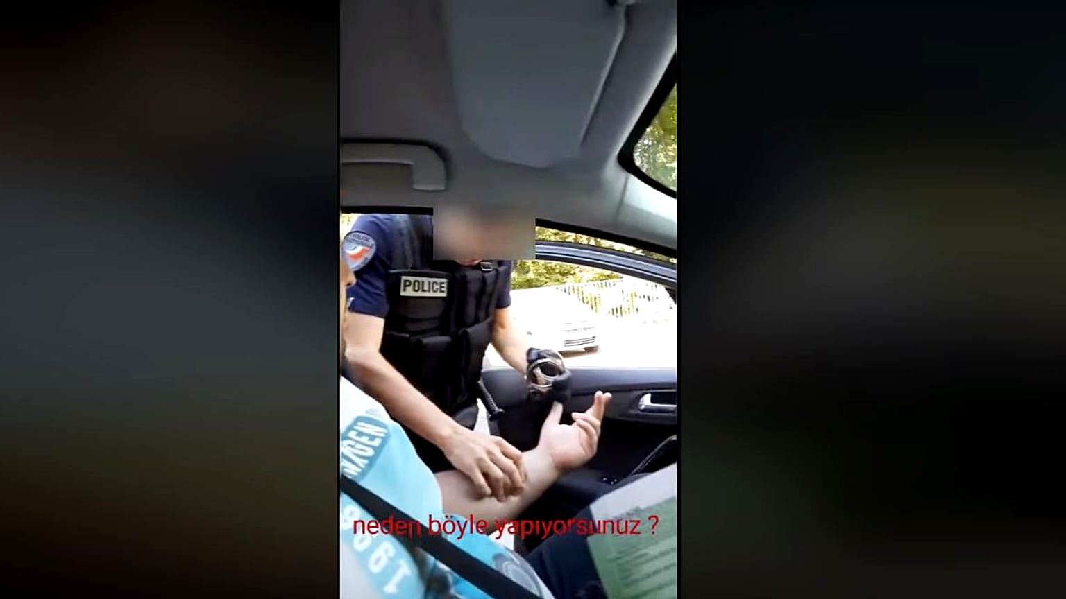 Fransız polis derneği: Türk gurbetçi ile tartışan polisin üniforması, yeleği ve kelepçesi sahte