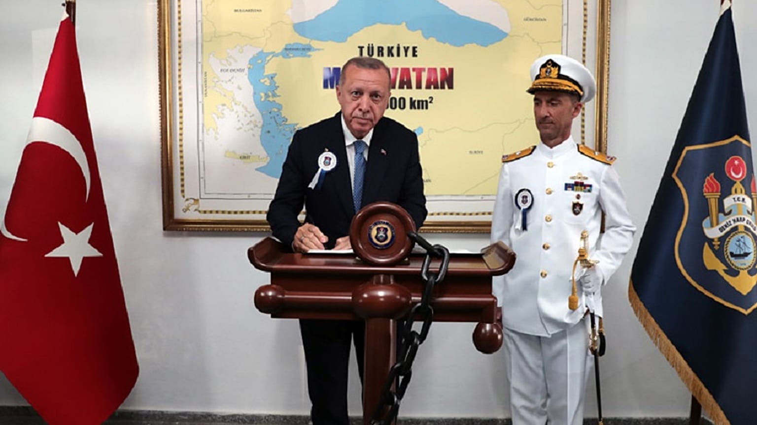 Νέα πρόκληση Ερντογάν: Φωτογραφήθηκε μπροστά σε χάρτη με το μισό Αιγαίο τουρκικό