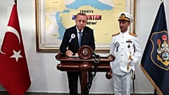 Νέα πρόκληση Ερντογάν: Φωτογραφήθηκε μπροστά σε χάρτη με το μισό Αιγαίο τουρκικό