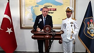Νέα πρόκληση Ερντογάν: Φωτογραφήθηκε μπροστά σε χάρτη με το μισό Αιγαίο τουρκικό