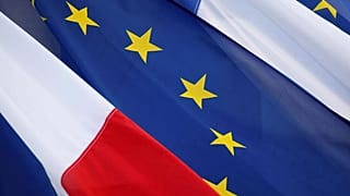 La Francia torna a scuola: da oggi Tricolore e bandiera UE obbligatorie nelle classi