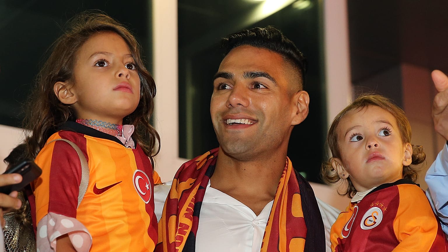Galatasaray'ın transferi için görüşmelere başlandığını duyurduğu Kolombiyalı futbolcu Radamel Falcao, eşi ve çocukları ile İstanbul'a geldi. ( Mehmet Eser - Anadolu Ajansı )