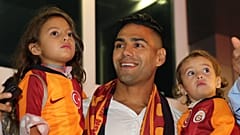 Galatasaray'ın transferi için görüşmelere başlandığını duyurduğu Kolombiyalı futbolcu Radamel Falcao, eşi ve çocukları ile İstanbul'a geldi. ( Mehmet Eser - Anadolu Ajansı )