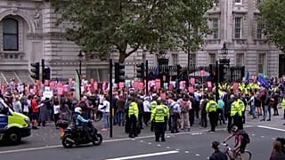 Brexit: Πολιτική θύελλα και στο βάθος κάλπες