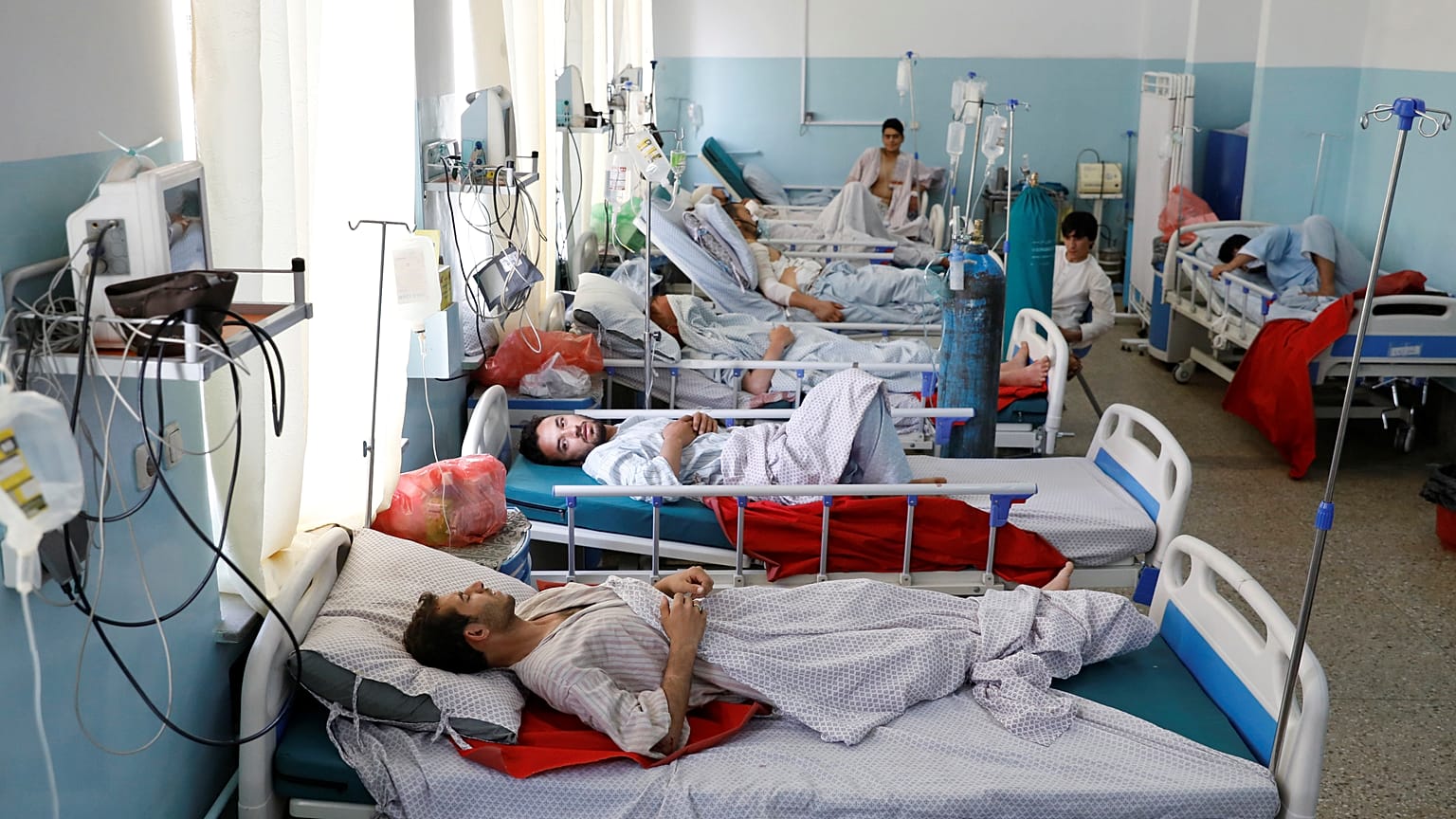 رغم مسودة اتفاق السلام مع أمريكا .. هجوم جديد لطالبان بكابول يوقع عشرات القتلى والجرحى 