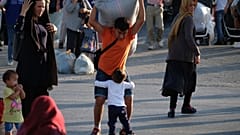 Πρόσφυγες και μετανάστες αποβιβάζονται από το πλοίο "Καλντέρα Βίστα" 