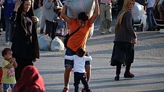 Πρόσφυγες και μετανάστες αποβιβάζονται από το πλοίο "Καλντέρα Βίστα" (αρχείου)
