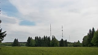 Arbeitsgondel an Sendeturm stürzt 50 Meter in die Tiefe - drei Tote