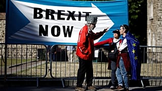 Brexitpárti és brexitellenesek beszélgetése Londonban