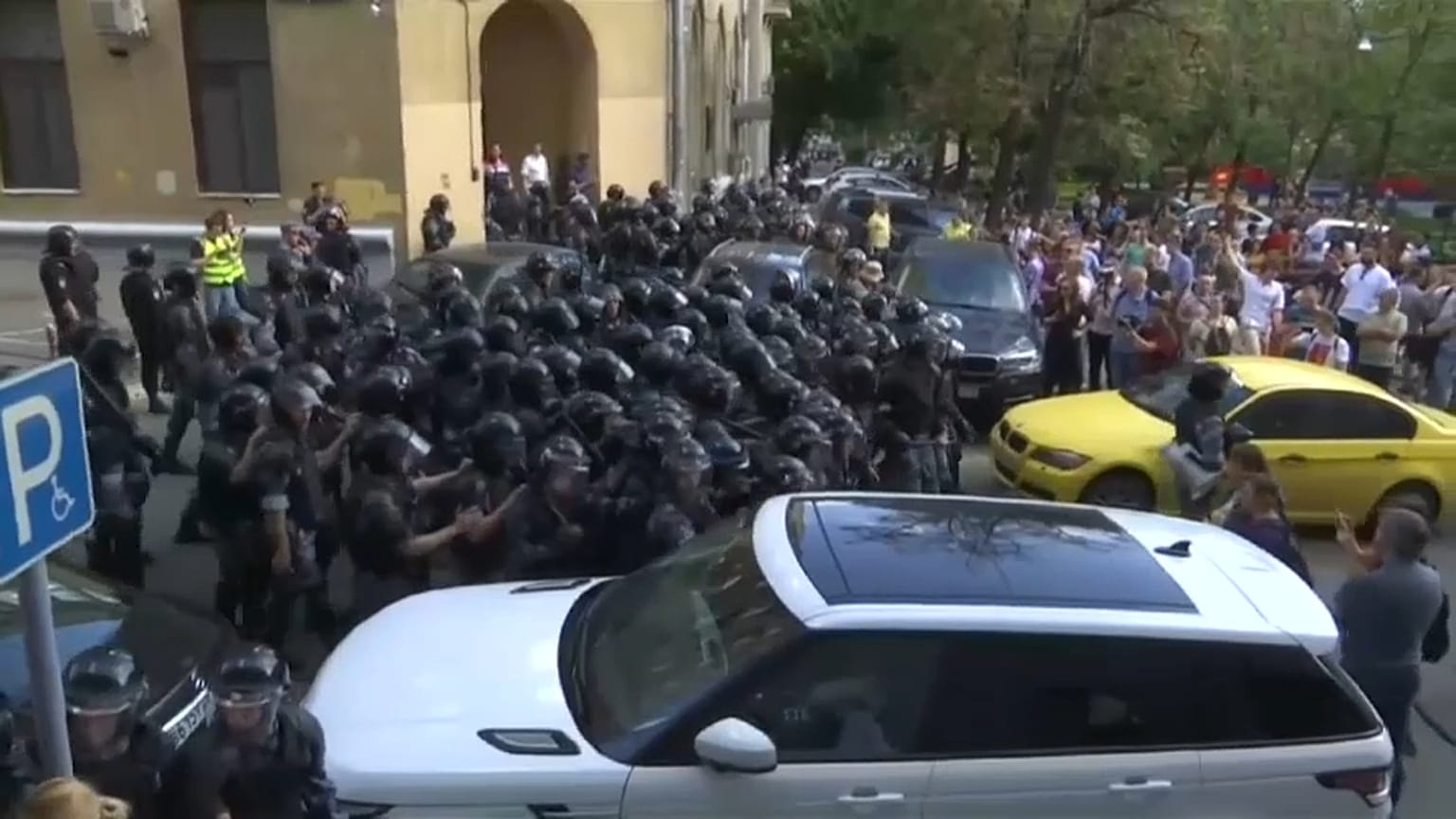 Aktivisten nach Massenfestnahmen in Moskau verurteilt 