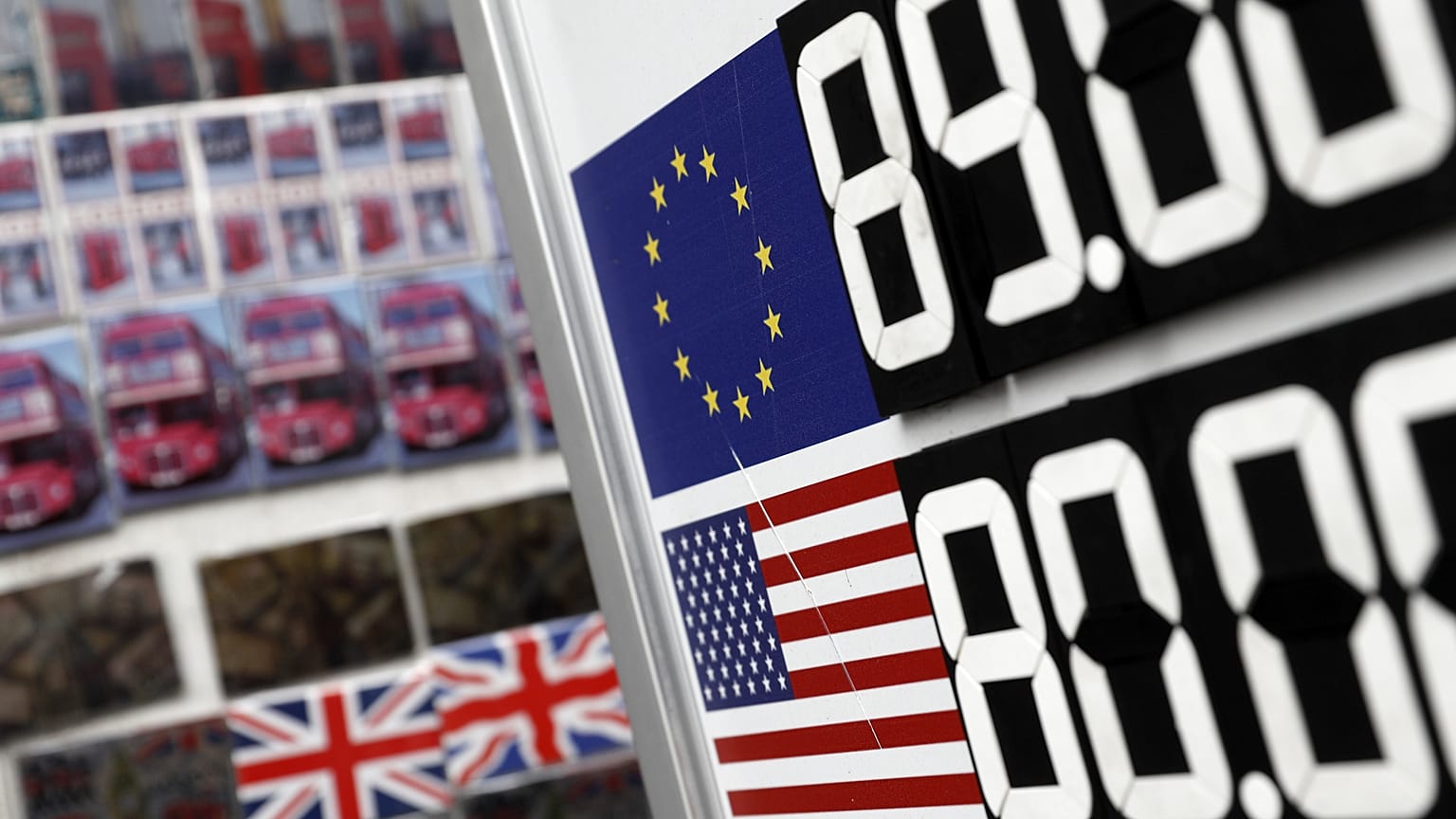 İngiltere'de Brexit belirsizliği Sterlin'in Dolar karşısında değer kaybetmesine yol açtı