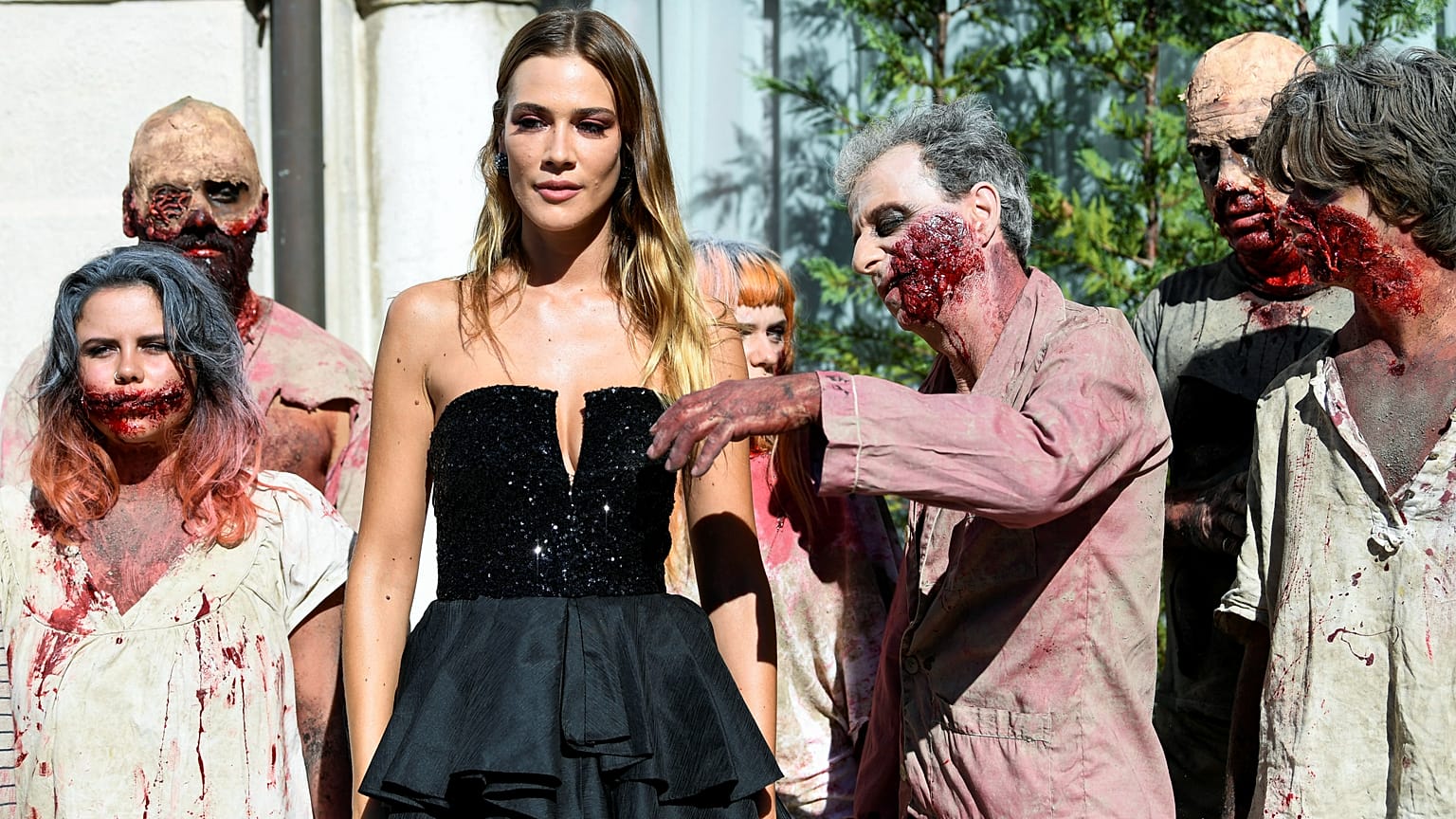 الممثلة مارتينا تروني بجانب مجموعة الزوبي 