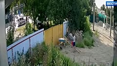 Bir el arabası depodan nasıl kaçırılır? Rus çocukların 'zorlu' el arabası hırsızlığı