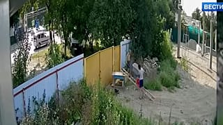 Bir el arabası depodan nasıl kaçırılır? Rus çocukların 'zorlu' el arabası hırsızlığı