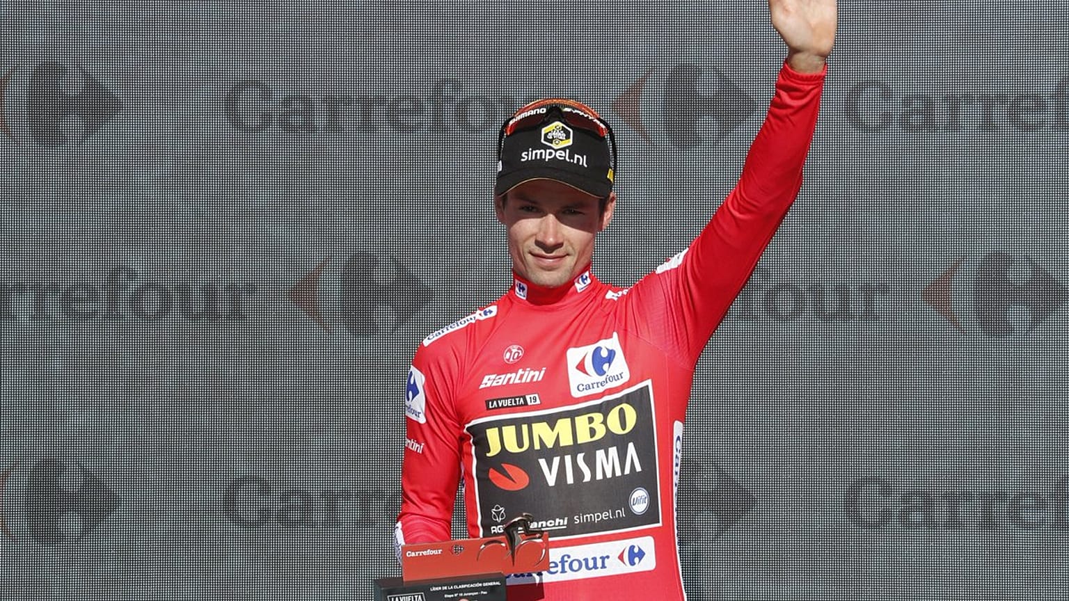 Roglic indossa la "Roja". 