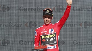 Roglic indossa la "Roja". 