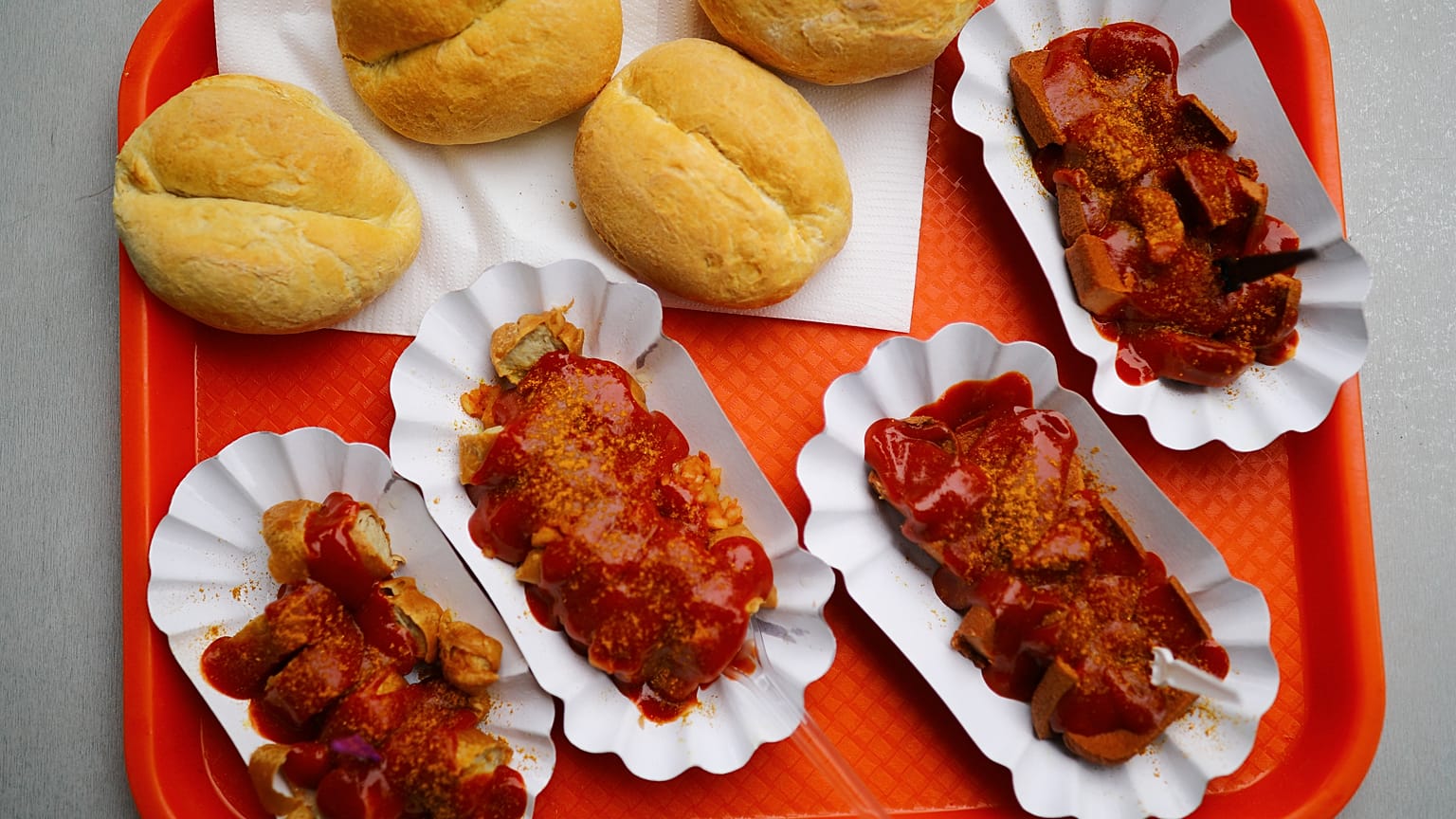 Currywürste und Brötchen
