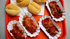Currywürste und Brötchen