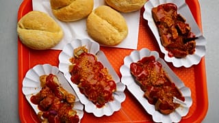 Currywürste und Brötchen