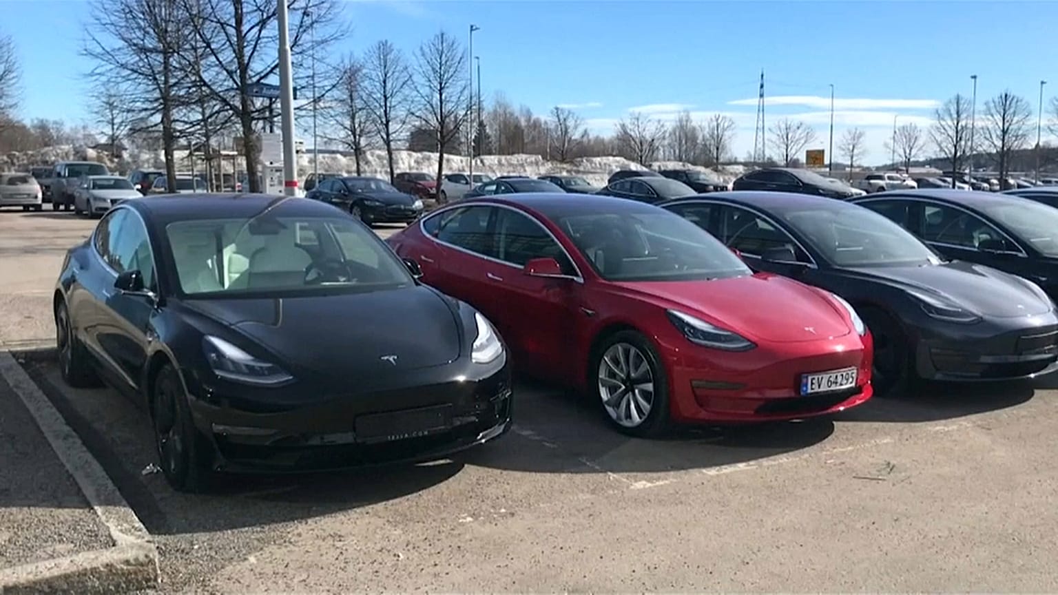 Vendas de carros elétricos caem em julho