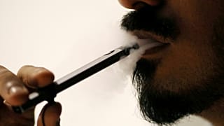 العلماء يحاولون حل لغز أمراض غامضة مرتبطة بالسجائر الإلكترونية 