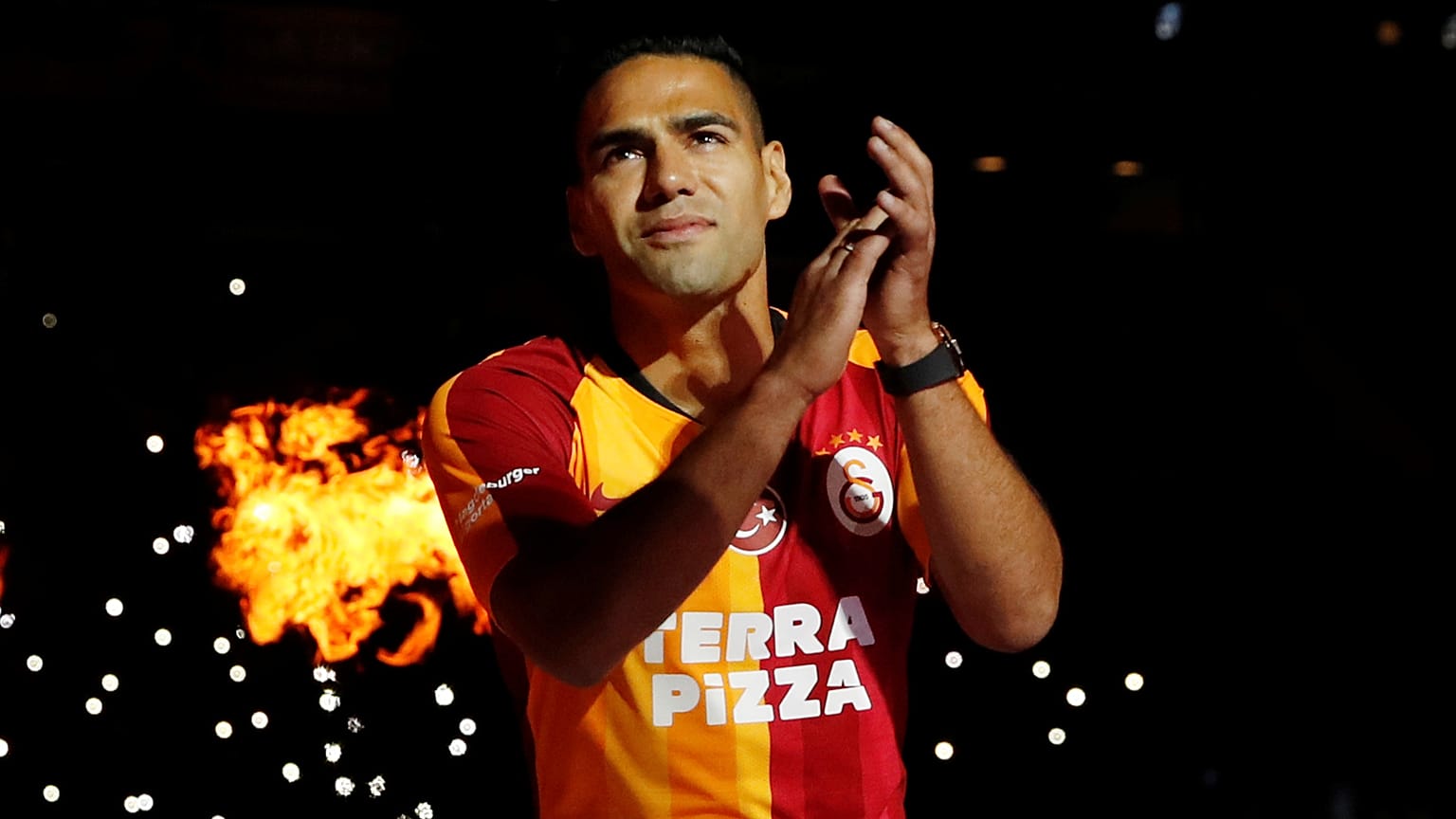 Stürmerkarrussel: Eintracht prasentiert Silva (23), Istanbul feiert Falcao