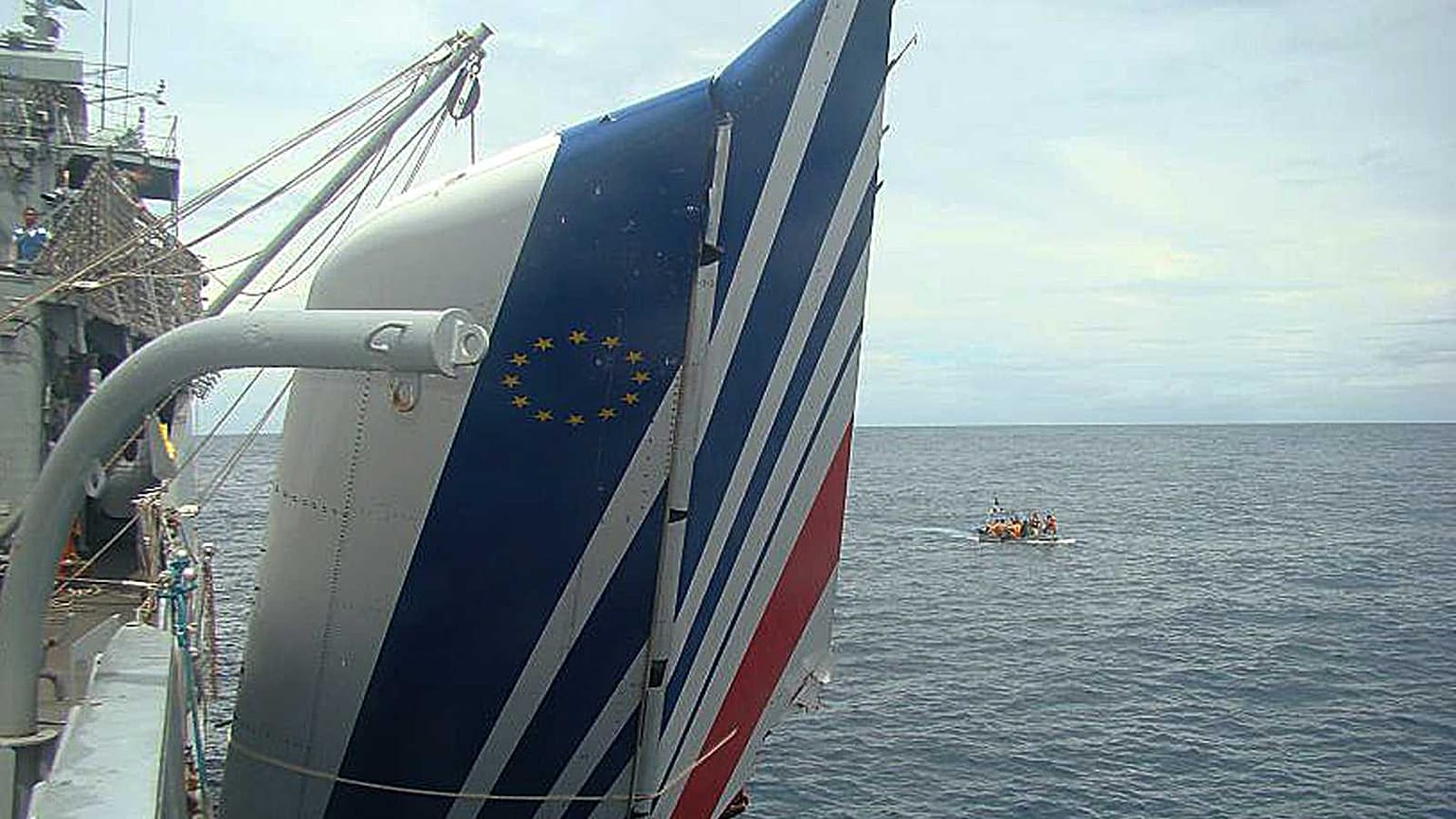 Empennage de l'A330 d'Air France qui s'est écrasé le 1er juin 2019 alors qu'il survolait l'océan Atlantique. Marine brésilienne, 9 juin 2009 