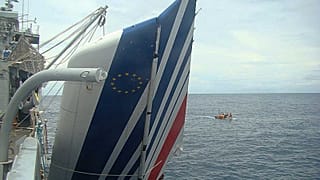 Empennage de l'A330 d'Air France qui s'est écrasé le 1er juin 2019 alors qu'il survolait l'océan Atlantique. Marine brésilienne, 9 juin 2009