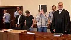 Verurteilte Kinderschänder Mario S. und Andreas V. mit ihren Anwälten.