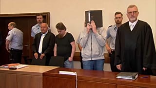 Verurteilte Kinderschänder Mario S. und Andreas V. mit ihren Anwälten.