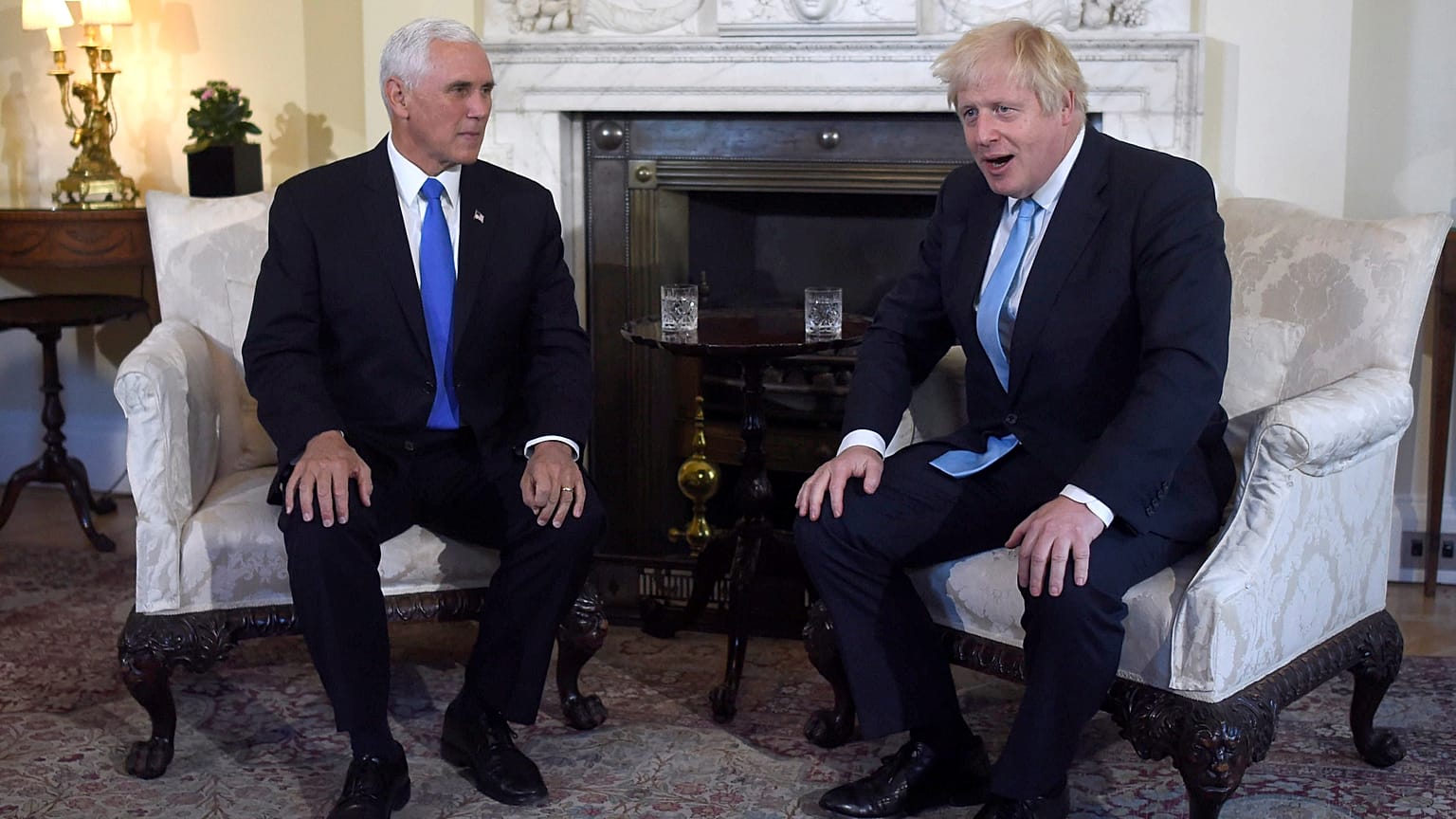 Johnson zu Pence: "Wir wollen Eure Chlorhühnchen nicht!"
