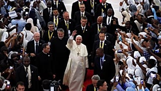 El Papa es recibido en el pabellón de Maxaquene en Maputo