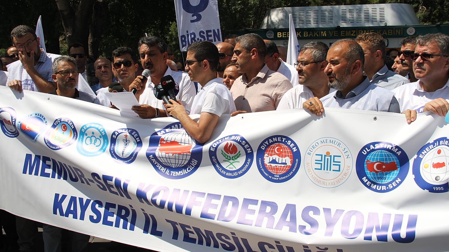 Memur-Sen üyesi kamu çalışanları, "Emeğe saygı, adalete davet" temasıyla basın açıklaması yaptı.