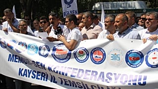 Memur-Sen üyesi kamu çalışanları, "Emeğe saygı, adalete davet" temasıyla basın açıklaması yaptı.