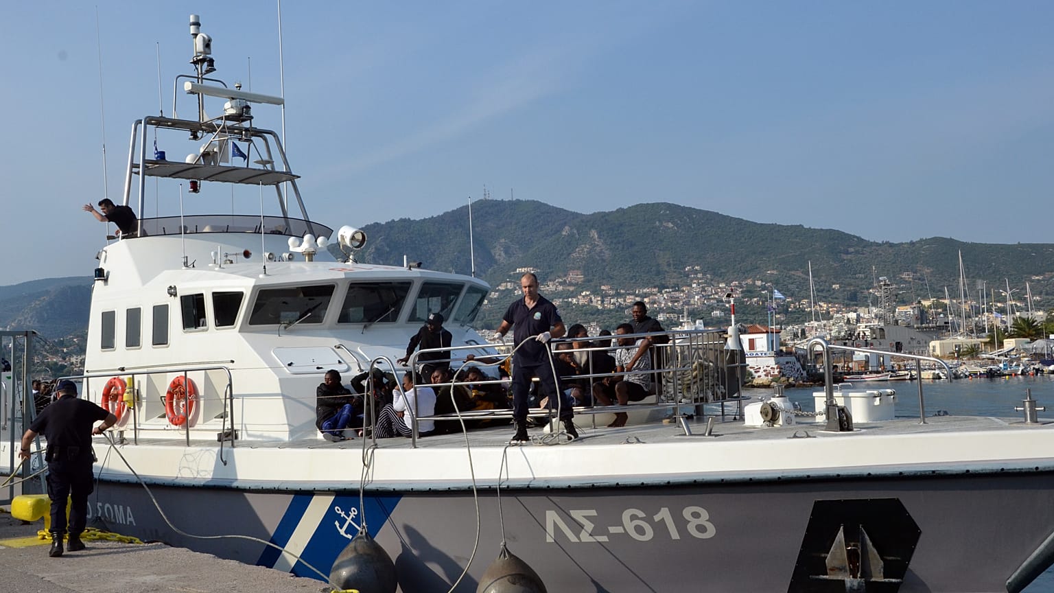 Σκάφος του Λιμενικού μεταφέρει μετανάστες