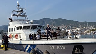 Σκάφος του Λιμενικού μεταφέρει μετανάστες